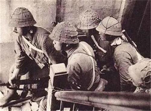 二战时,为啥日军头盔上要罩张网?这种用途,让