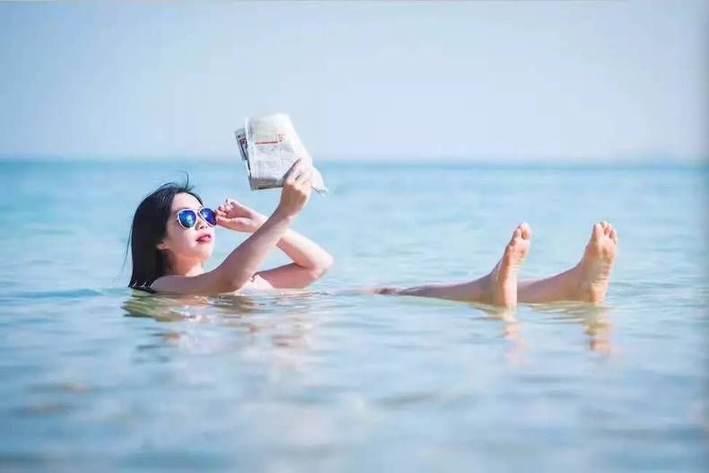 大长腿和高颜值, 却用四年时间刷完一本护照, 拍