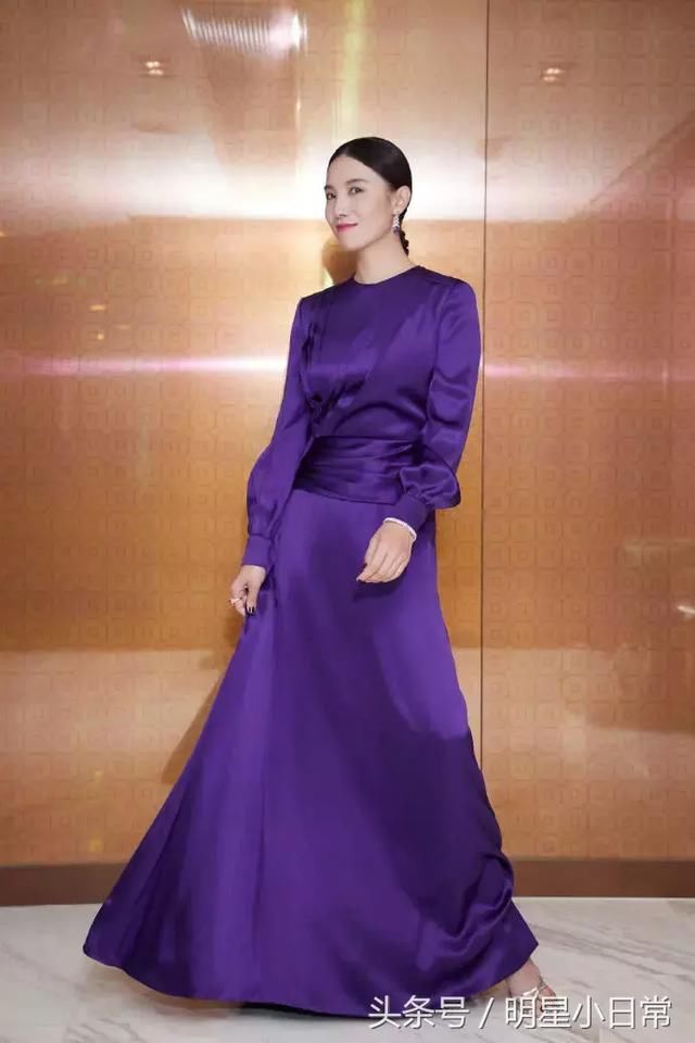 宋佳亮相红毯,身着一袭紫色礼服裙,女王范十足