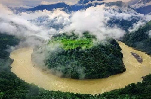 厉害了我的国!57年修了一条天路,伤亡上百人,今年刚通车,直通