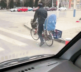 搞笑gif图片:在这立个牌子,是让我望梅止渴吗?