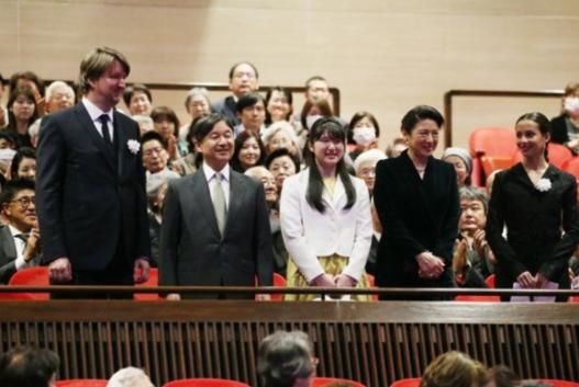 日本天皇一家乘车去皇宫，18岁爱子公主面容丰盈，半年内首度亮相