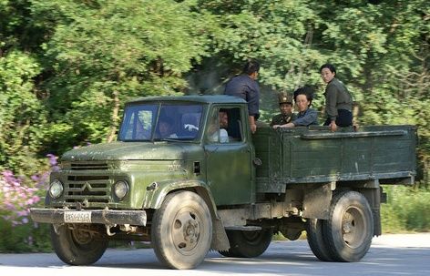 朝鲜: 马路上行驶的各种军车