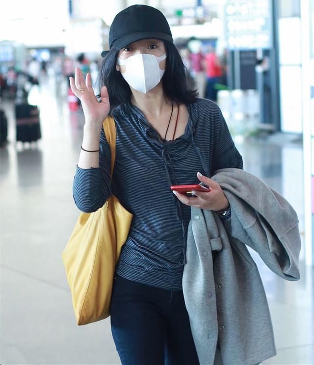 周迅素颜出镜,身着条纹上衣破洞牛仔,光环褪去