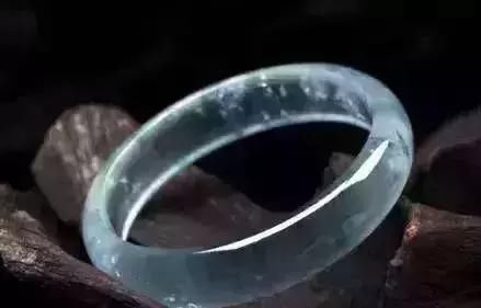 翡翠手镯怎么看裂隙 t01f5925f46089d3e60.jpg