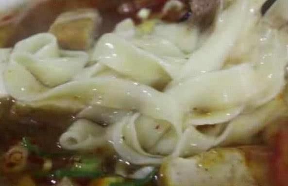 大妈秉承传统这样做手擀面，数十年未涨价，回头客很多