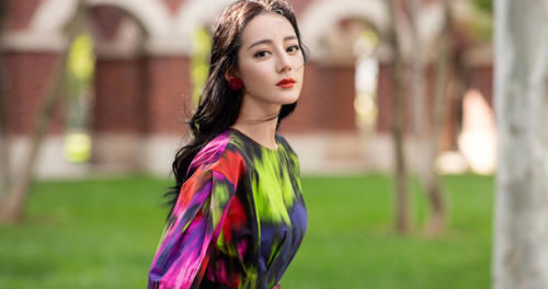 同样参加央视晚会，杨紫和迪丽热巴风格却完全不同，谁更美？