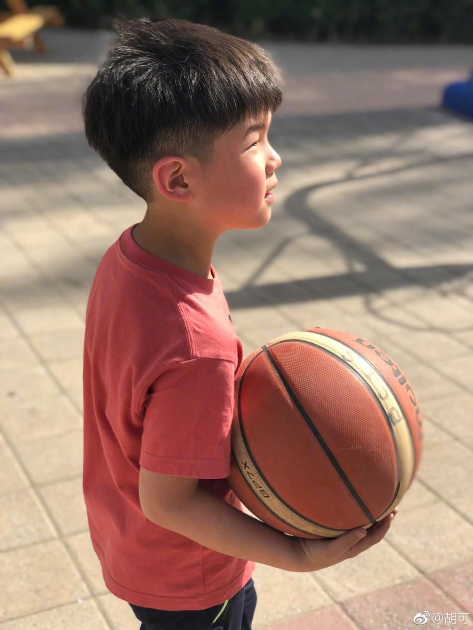 安吉踢完足球打篮球 小小男子汉力量爆棚