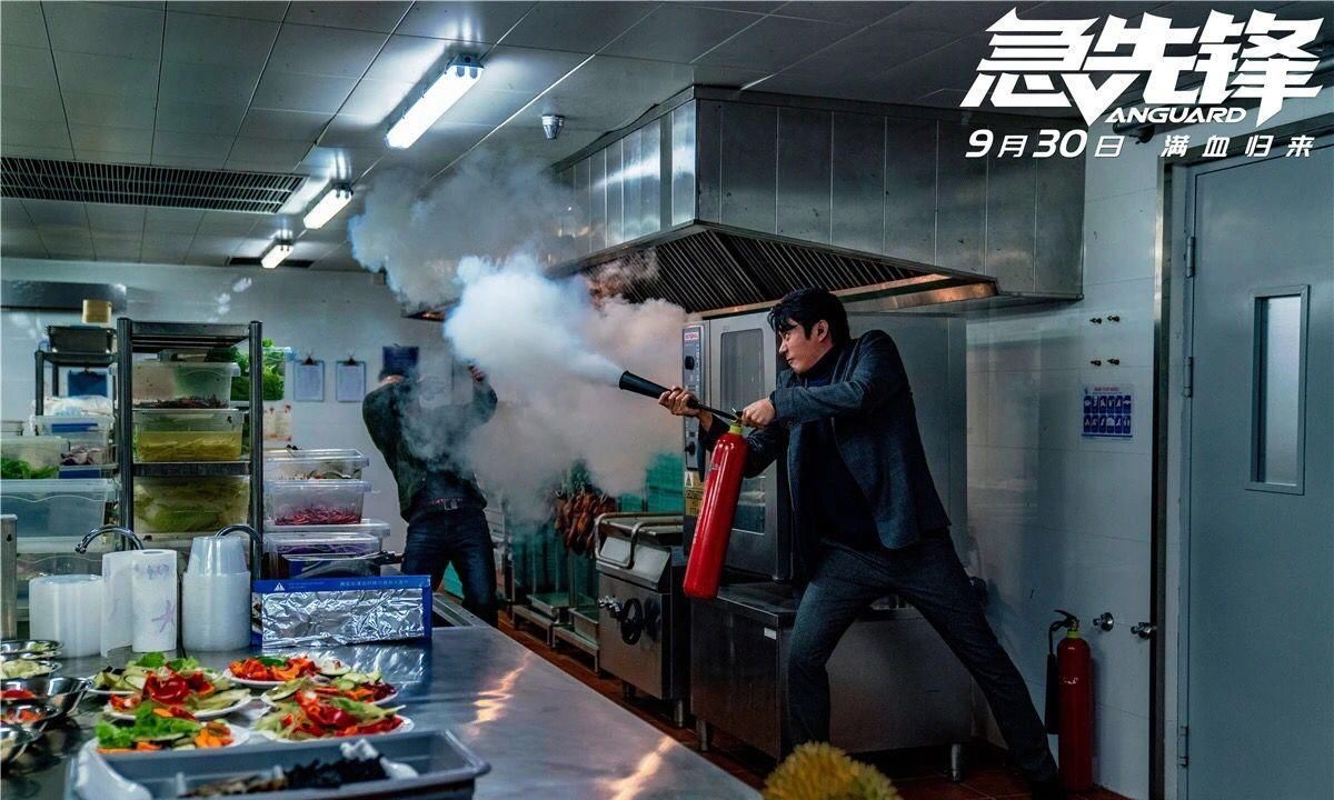 《急先锋》：成龙动作喜剧经典再现，杨洋变打星硬核指数爆表