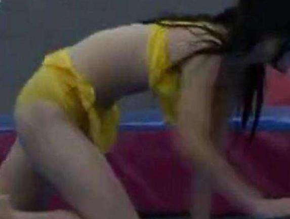 本以为闯关节目中最尴尬的时掉抹胸,没想到这