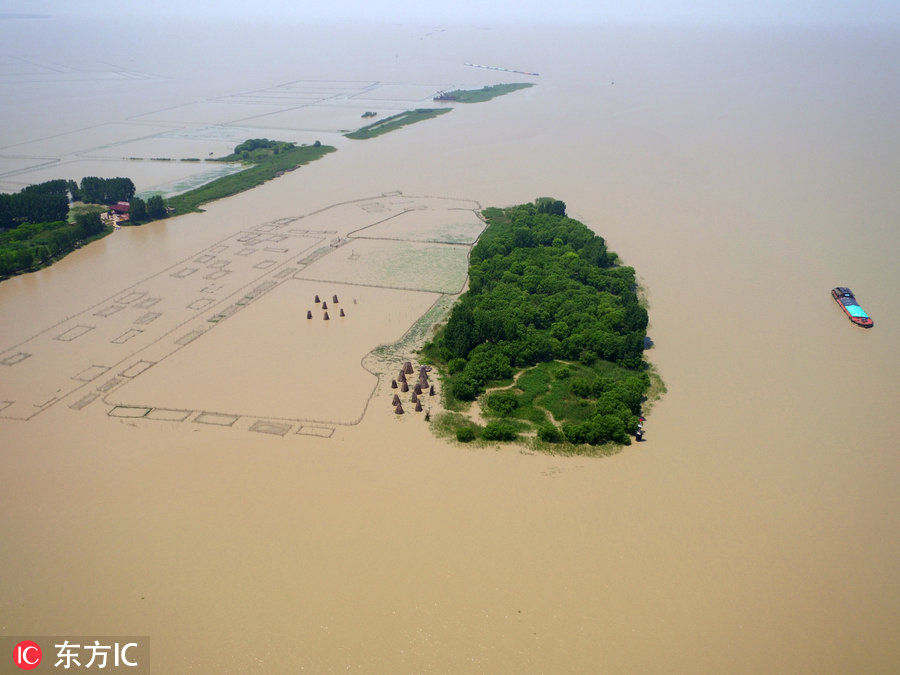 俯瞰江苏洪泽湖持续泄洪 水流湍急航行难