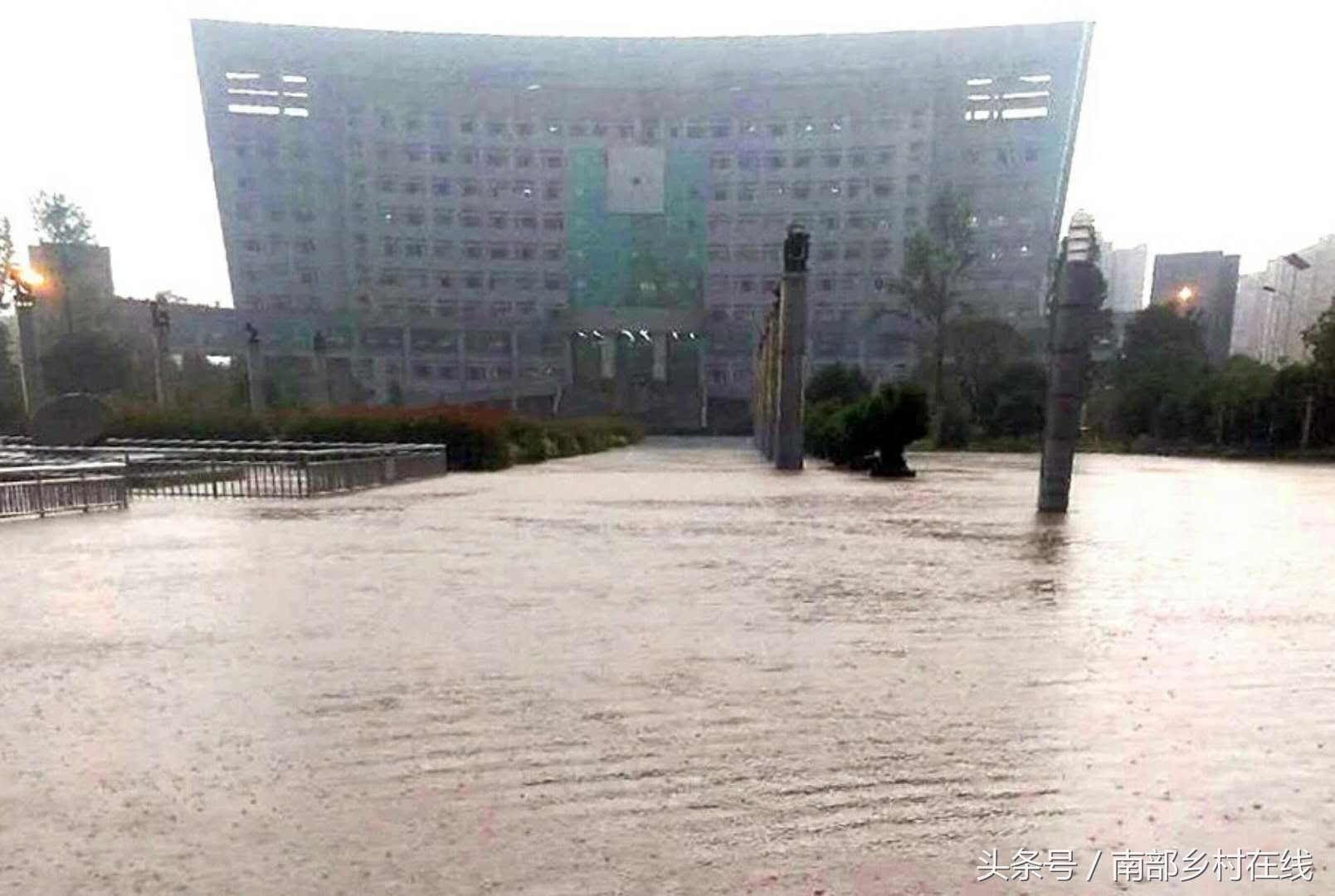 暴雨夜袭四川南部县，让全县人民无心睡眠，南部雄起!