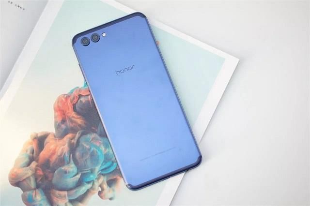 前置1300万+5.99英寸，这款金属材质机身的顶尖旗舰已降至2499元