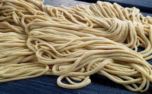 外面卖的面条为啥不会粘一起,原来他们做了这样“手脚”你看过吗