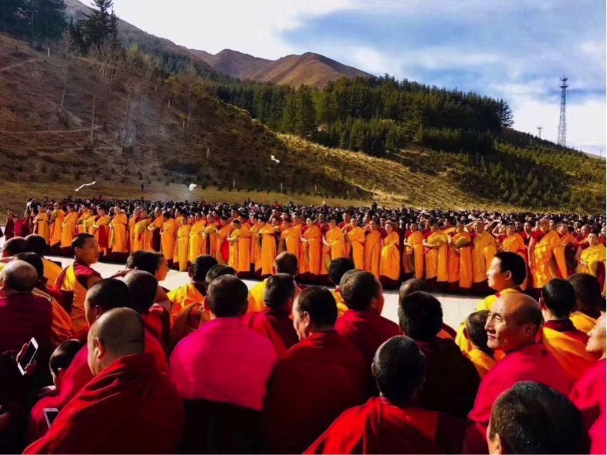 震撼!11万人齐聚拉卜楞寺 只为朝拜一幅佛像