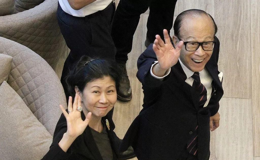 李嘉诚女友低调现身，身旁保镖惹眼，与李嘉诚相恋27年始终如一