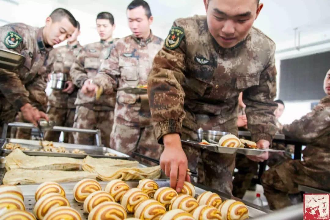 舌尖上的军营年夜饭！色香味美简直馋死人了……