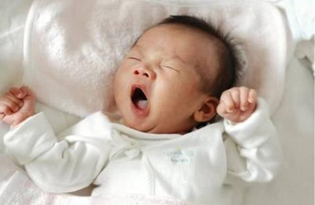 150斤孕妈生下4斤男婴,小小的一团,肉都长到宝