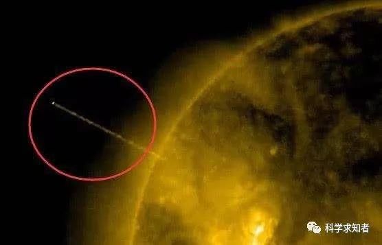 太阳发出的光在地球上那么亮, 为什么外太空离太阳近却是黑暗的?