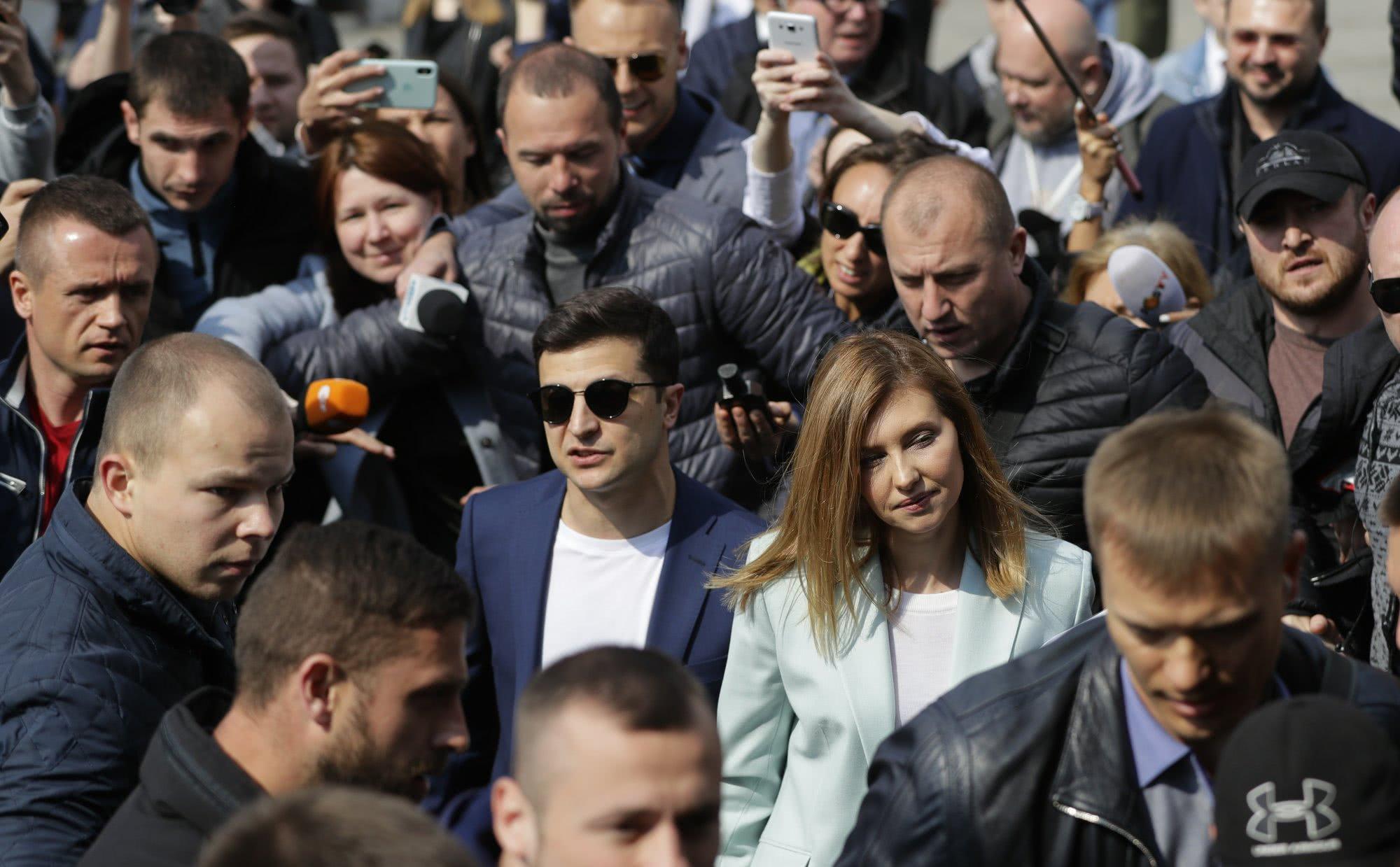 演员的榜样!乌克兰喜剧演员泽连斯基大选获压