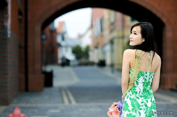 旅途中遇到的手捧花朵的女孩