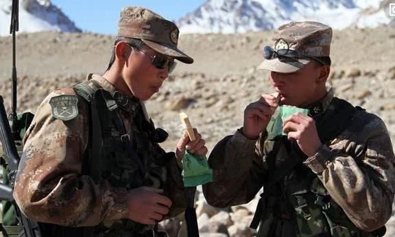 狙击手蹲点时为什么要嚼槟榔?知道原因的人不