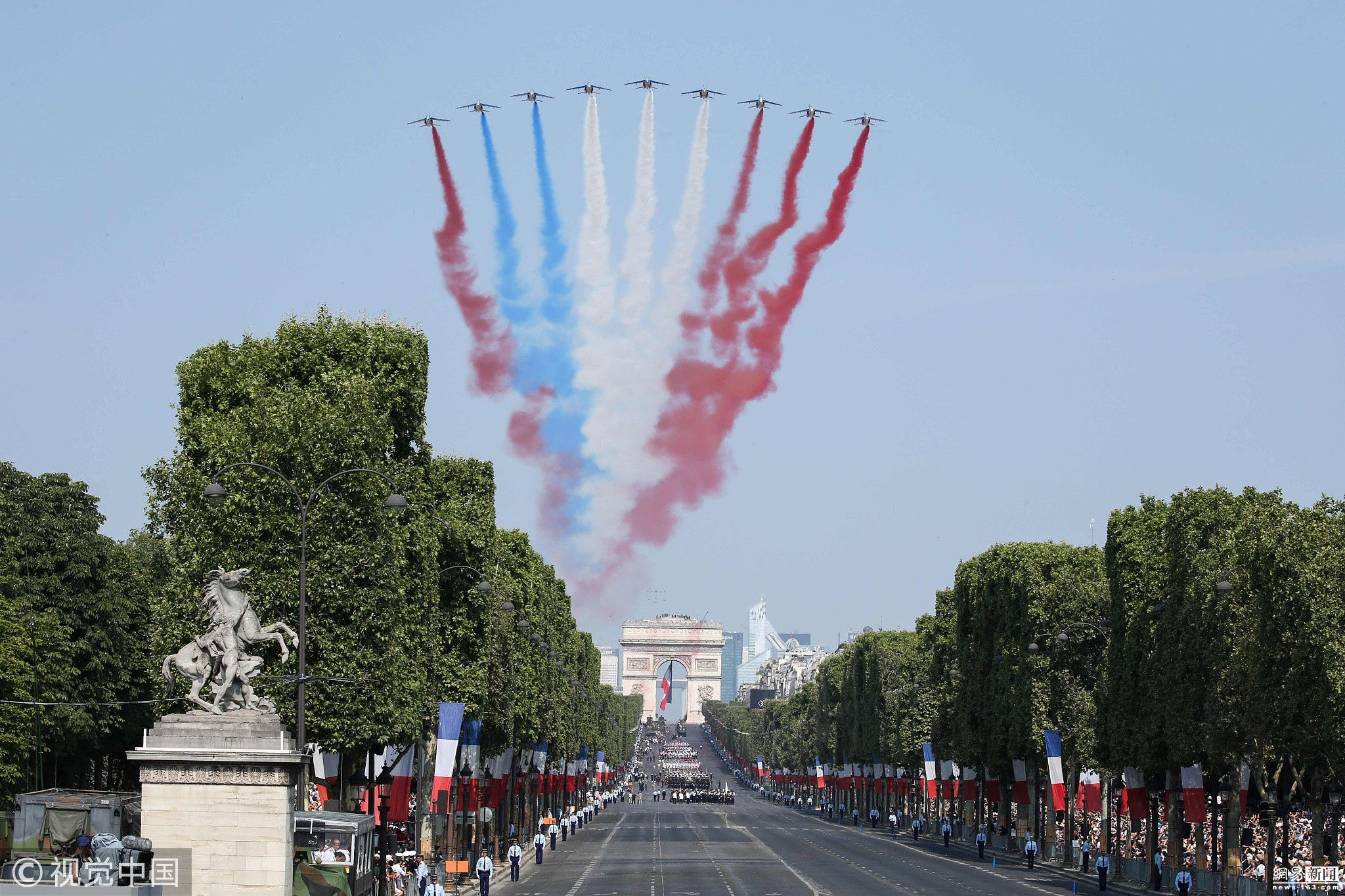 法国国庆日太尴尬 阅兵飞机编队国旗彩烟颜色弄错