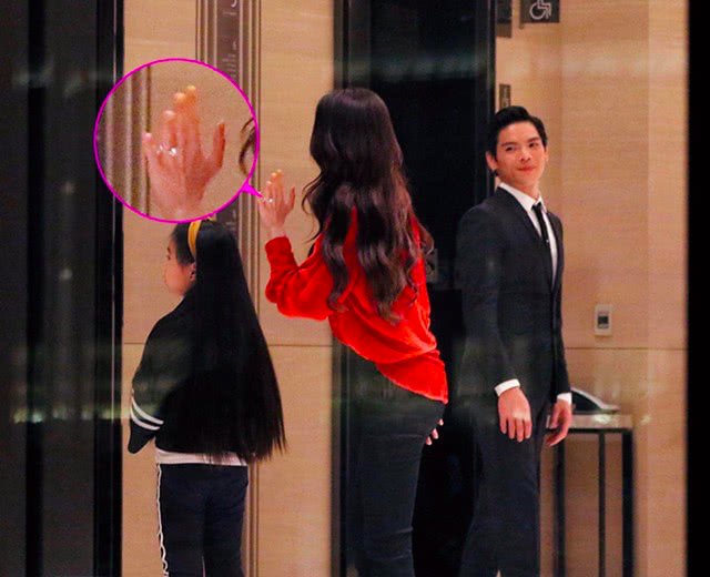 向佐求婚郭碧婷成功?郭碧婷戴巨型婚戒现身酒