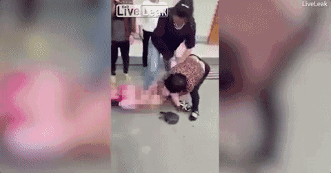 原配带人当街扒光暴打怀孕小三，上了国外头条，老外看到都炸了_【今日爆点】