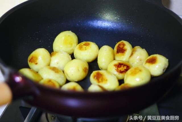 这才是土豆最好吃的做法，旅行中每天必吃的解馋零食，比肉还香！