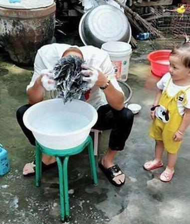 爸爸在洗头,三岁女儿拿掉爸爸的凳子,接下来让