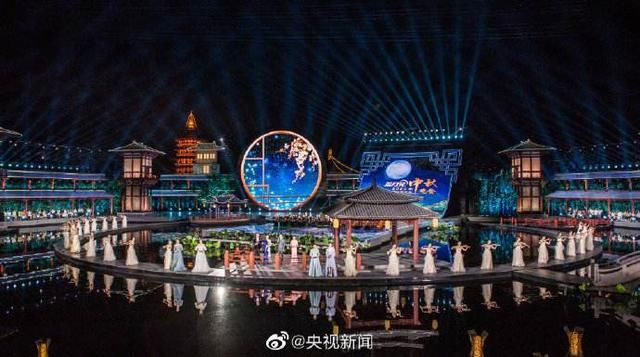 央视中秋晚会，鹿晗关晓彤合体表演，王源说唱，张杰张含韵挑大梁