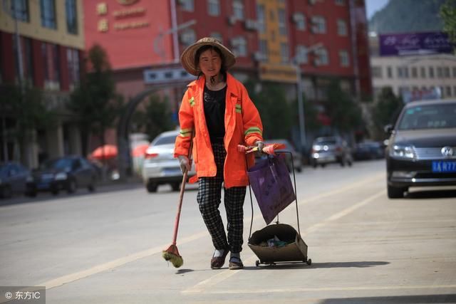 清洁工捡到一张高考准考证，及时送去却被解雇，失主知后惊喜来了