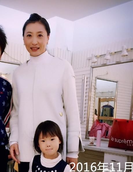 43岁奥运冠军张宁与54岁老公近况!她和女儿在
