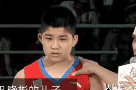 儿子星二代谁最强?李楠、巩晓彬视频进国青,笑话男篮鹦鹉图片