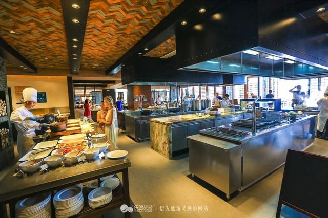 三亚山海天万豪，走出酒店便是海