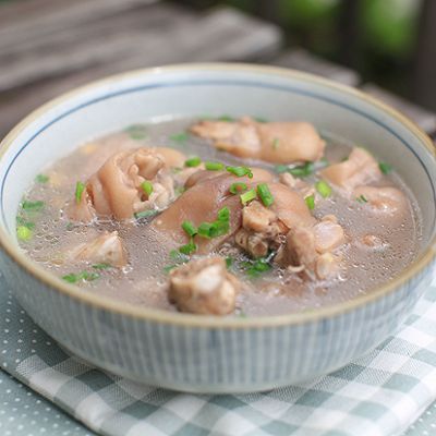 猪脚怎么炖汤成白汤 t01f9aa8fe757156f47.jpg