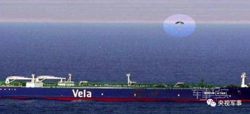 中国海军亚丁湾首次抓捕海盗画面曝光:与手持