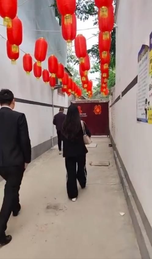大衣哥儿媳遭村民围观！婆婆怒指邻居急救场，丈夫紧跟身后不说话