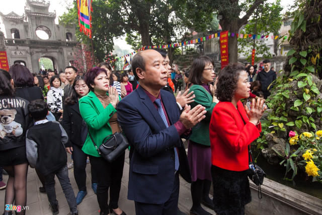 越南人春节期间纷纷前往寺庙祈福，一度致街道拥堵