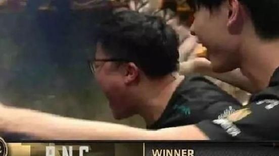 又自闭一个:快乐风男蔑视对手,走A怪皮到炸裂