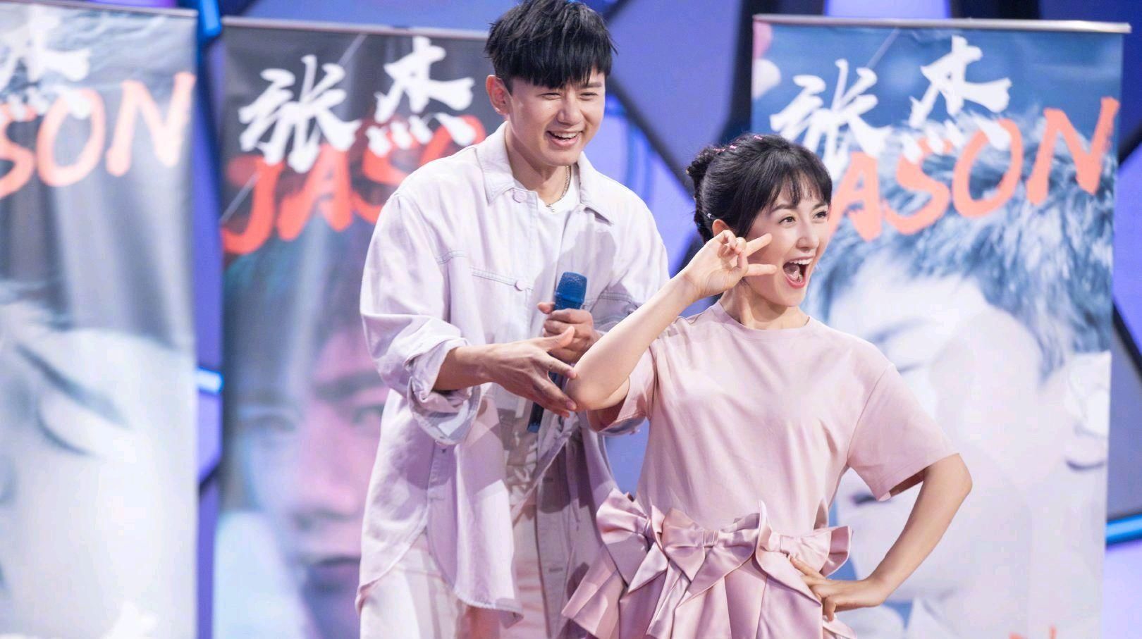 谢娜张杰结婚九周年发文纪念，发全家福照片两女儿出镜太可爱！