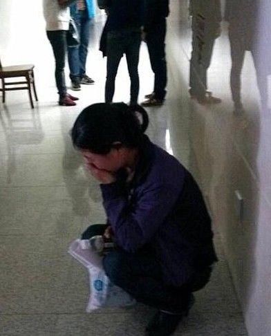 小三到我公司我被她害流产，婆婆带我找她算账，一进门我们哭着跑