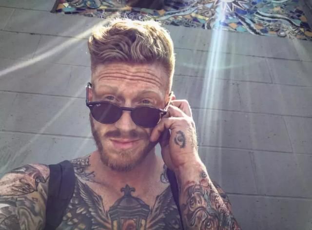 十二位美国红发男模登上杂志,希望消除种族歧视