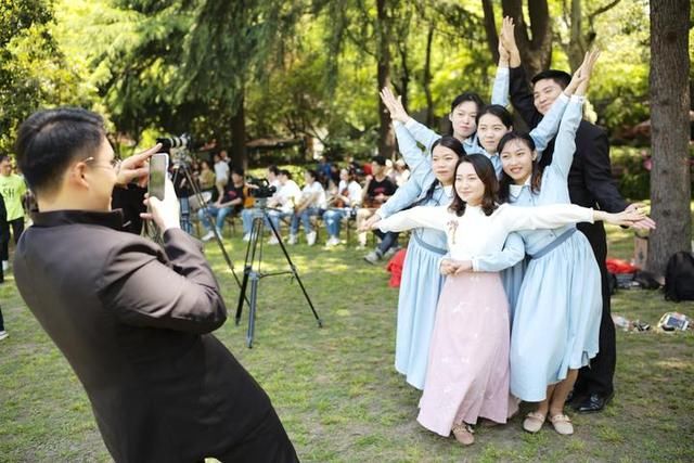 特别策划|新青年快闪西湖畔 纪念五四100周年