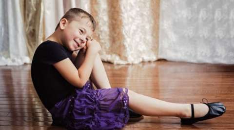 5岁男孩爱穿裙子想当女生 父母支持当坚强后盾