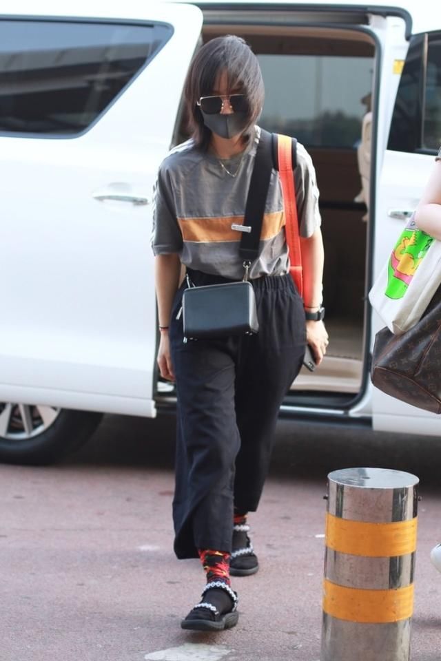 周笔畅机场时尚街拍，凉鞋搭配高帮棉袜，这样的时尚杨幂都不懂!_【快资讯】