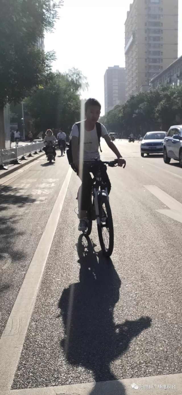 不按规定车道行驶