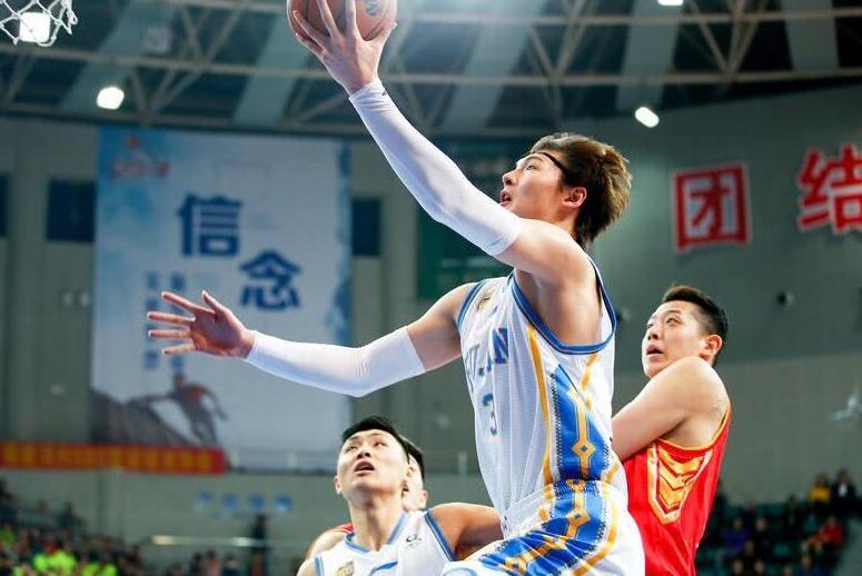 近视800度!他得分却力压易建联郭艾伦 不戴眼