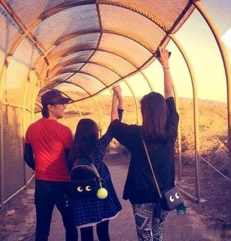 章子怡不小心喝下烟灰,发文吐槽老公汪峰,将饮